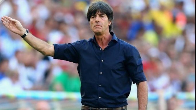 国家队教练是发现人、用人，去赢球，不是培养人。