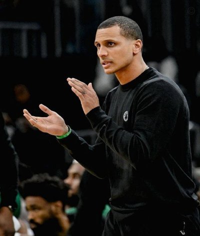 NBA凯尔特人晒主帅马祖拉与瓜帅旧照：祝贺佩普曼城传奇篇章