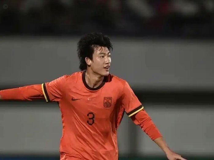 赵松源致命失误：停球1米送对方反击
