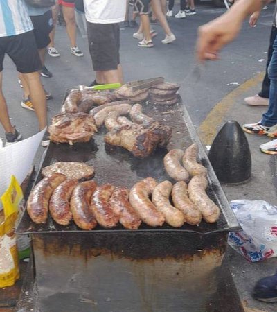 会玩！有阿根廷球迷在时代广场中间烤肉94