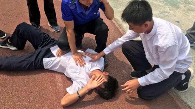 一天津球迷昨天夜间现场观赛时晕倒，抢救无效后离世