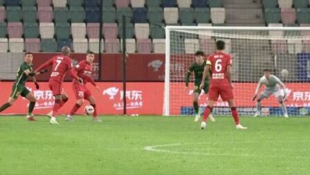 马拉尼昂射门被扑，钟义浩补射破门，河南1-0申花